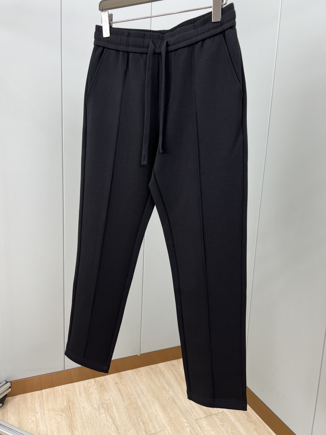 Prada.普拉达 25秋冬新品饰涂珐琅金属三角形徽标针织休闲长裤，正面两侧裤腿中位线条设计，背面袋口装