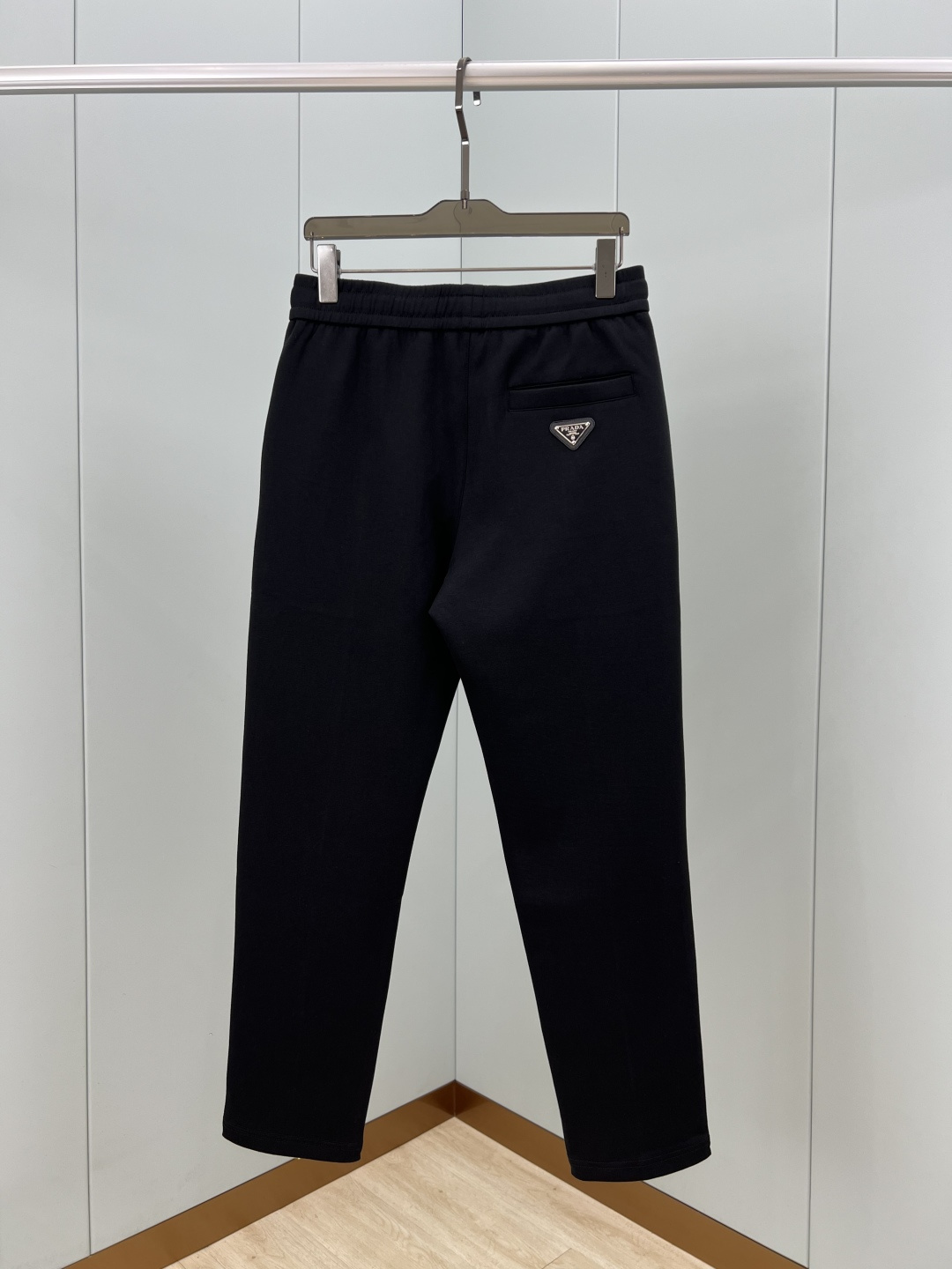 Prada.普拉达 25秋冬新品饰涂珐琅金属三角形徽标针织休闲长裤，正面两侧裤腿中位线条设计，背面袋口装