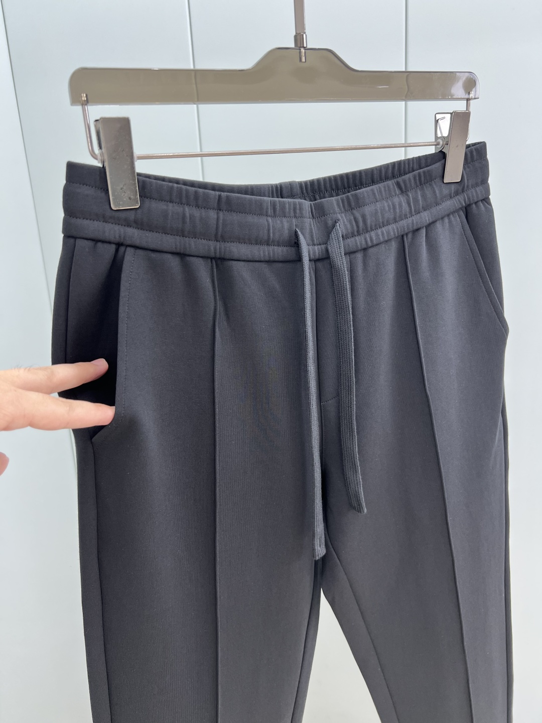 Prada.普拉达 25秋冬新品饰涂珐琅金属三角形徽标针织休闲长裤，正面两侧裤腿中位线条设计，背面袋口装