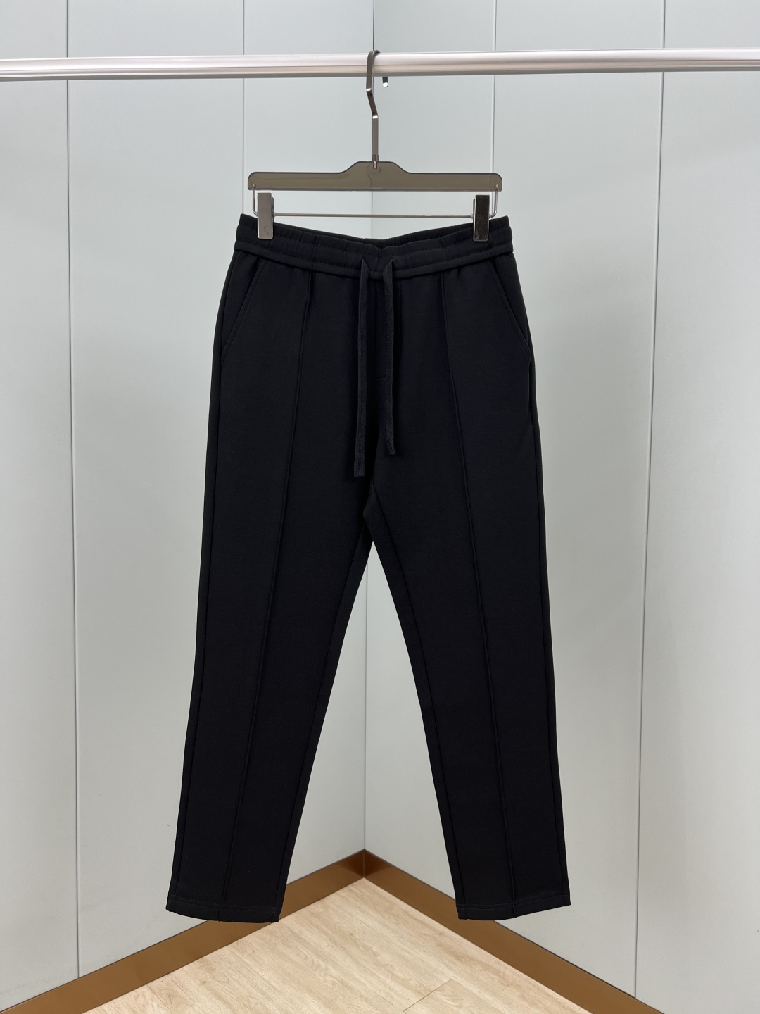 Prada.普拉达 25秋冬新品饰涂珐琅金属三角形徽标针织休闲长裤，正面两侧裤腿中位线条设计，背面袋口装