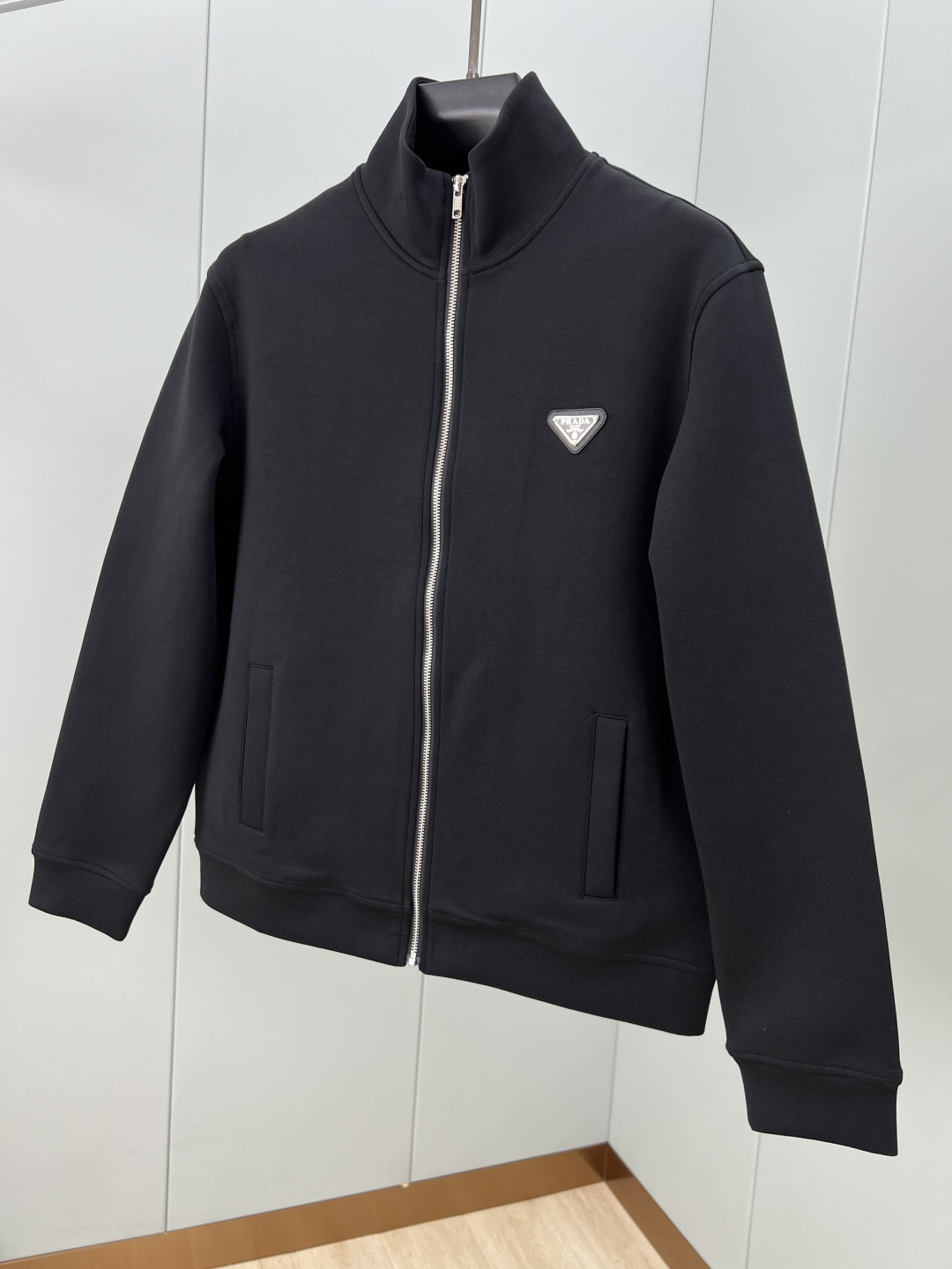 Prada.普拉达 25秋冬新品饰涂珐琅金属三角形徽标夹克外套，正面胸前装饰标志性的涂珐琅金属三角形徽标