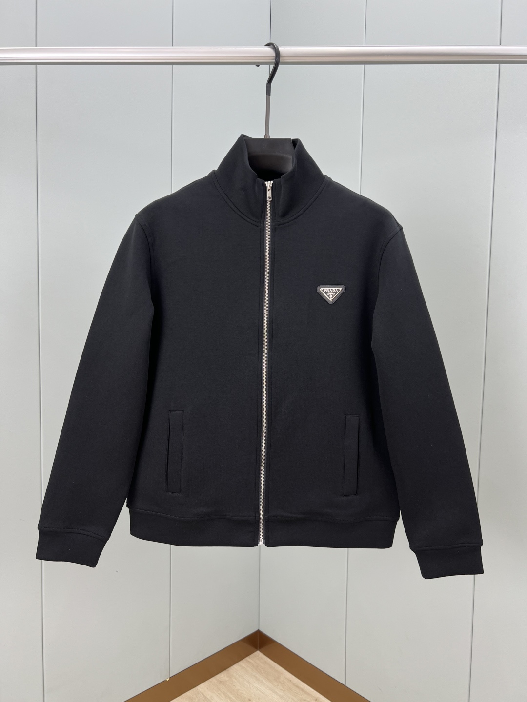 Prada.普拉达 25秋冬新品饰涂珐琅金属三角形徽标夹克外套，正面胸前装饰标志性的涂珐琅金属三角形徽标