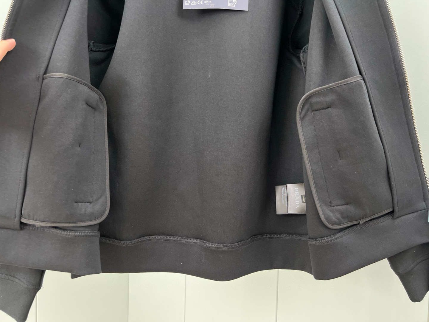 Prada.普拉达 25秋冬新品饰涂珐琅金属三角形徽标夹克外套，正面胸前装饰标志性的涂珐琅金属三角形徽标