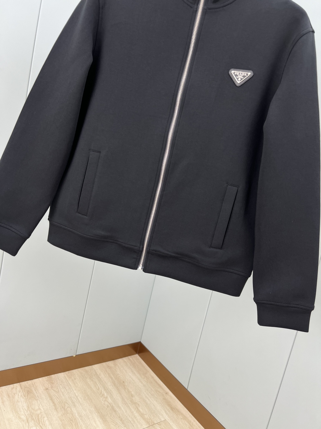 Prada.普拉达 25秋冬新品饰涂珐琅金属三角形徽标夹克外套，正面胸前装饰标志性的涂珐琅金属三角形徽标