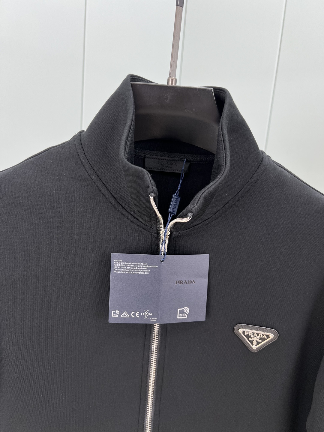 Prada.普拉达 25秋冬新品饰涂珐琅金属三角形徽标夹克外套，正面胸前装饰标志性的涂珐琅金属三角形徽标