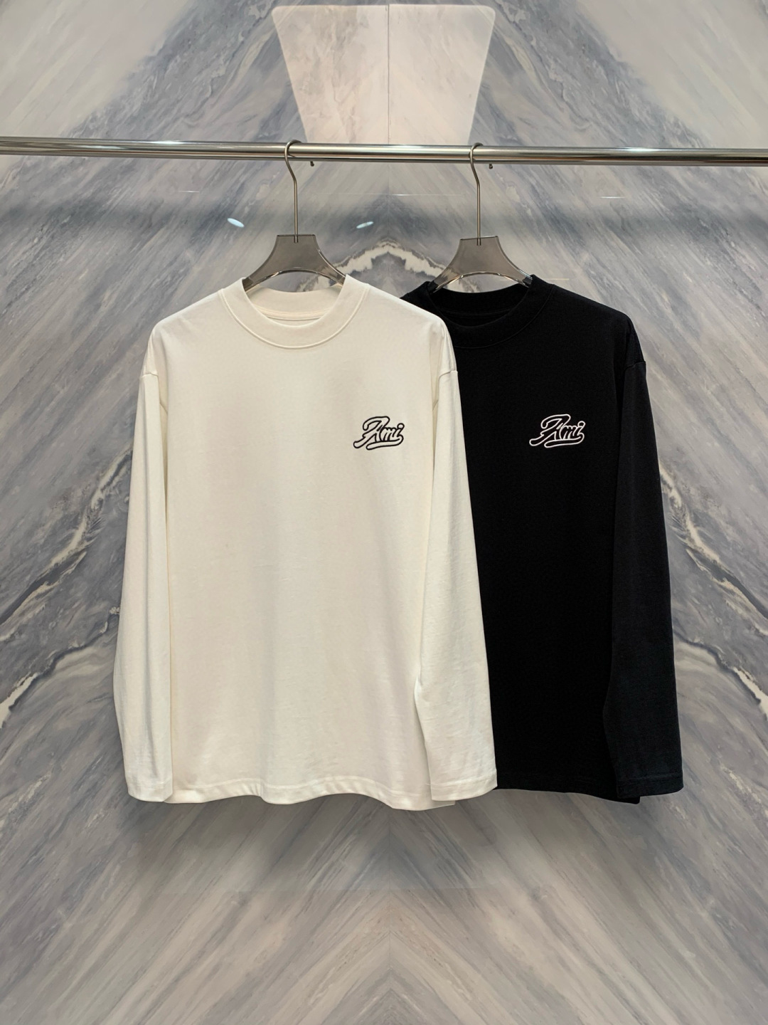 在早秋微凉的季节，一件高品质的情侣卫衣不仅带来温暖，更是时尚与爱的宣言。AMI2025年早秋新品——爱心