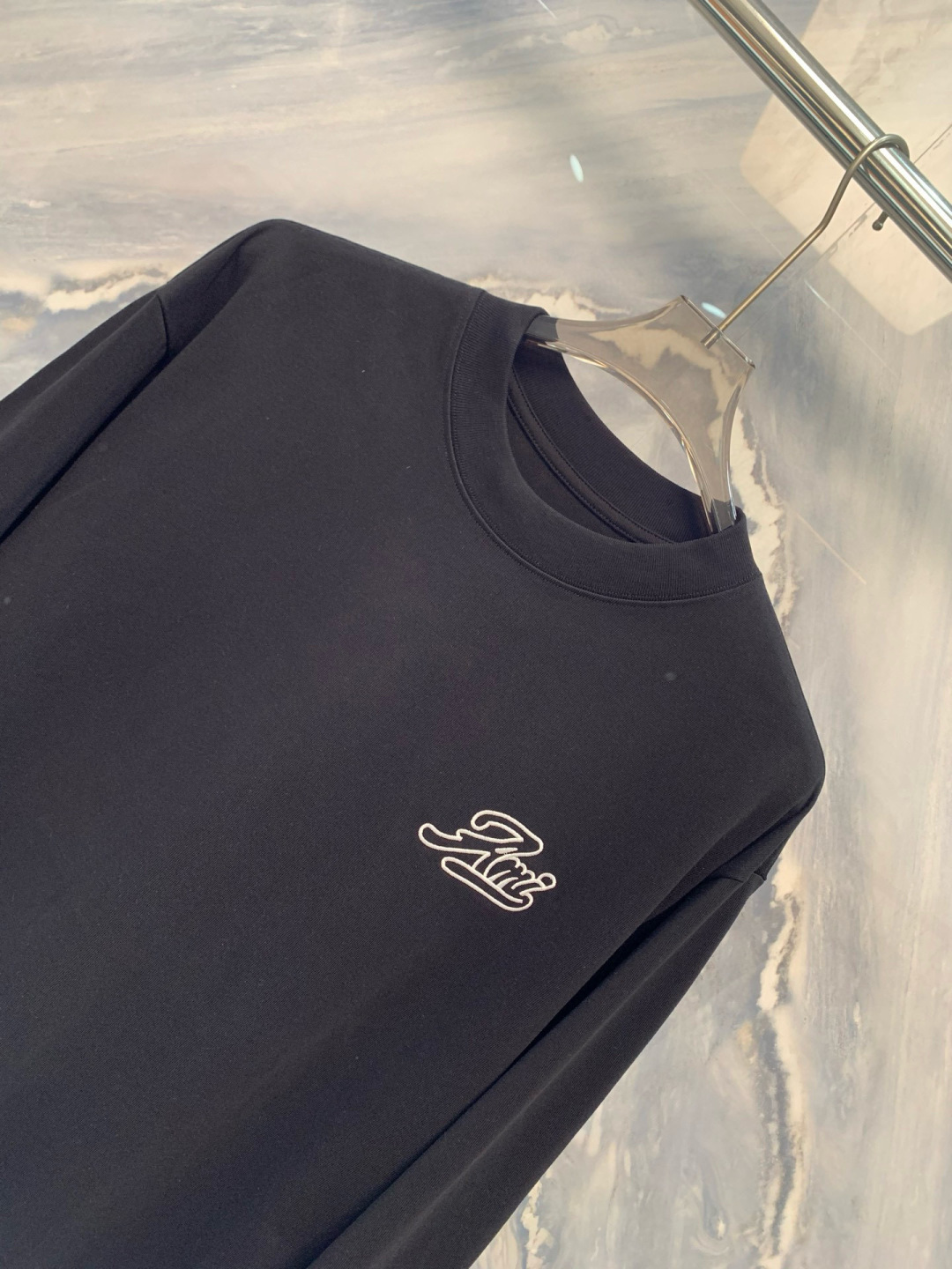 在早秋微凉的季节，一件高品质的情侣卫衣不仅带来温暖，更是时尚与爱的宣言。AMI2025年早秋新品——爱心