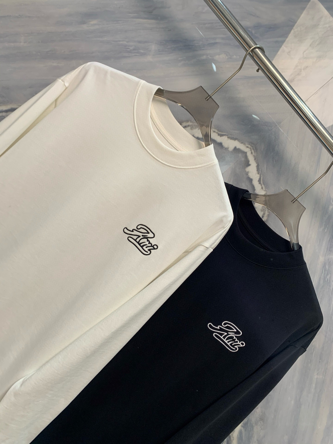 在早秋微凉的季节，一件高品质的情侣卫衣不仅带来温暖，更是时尚与爱的宣言。AMI2025年早秋新品——爱心