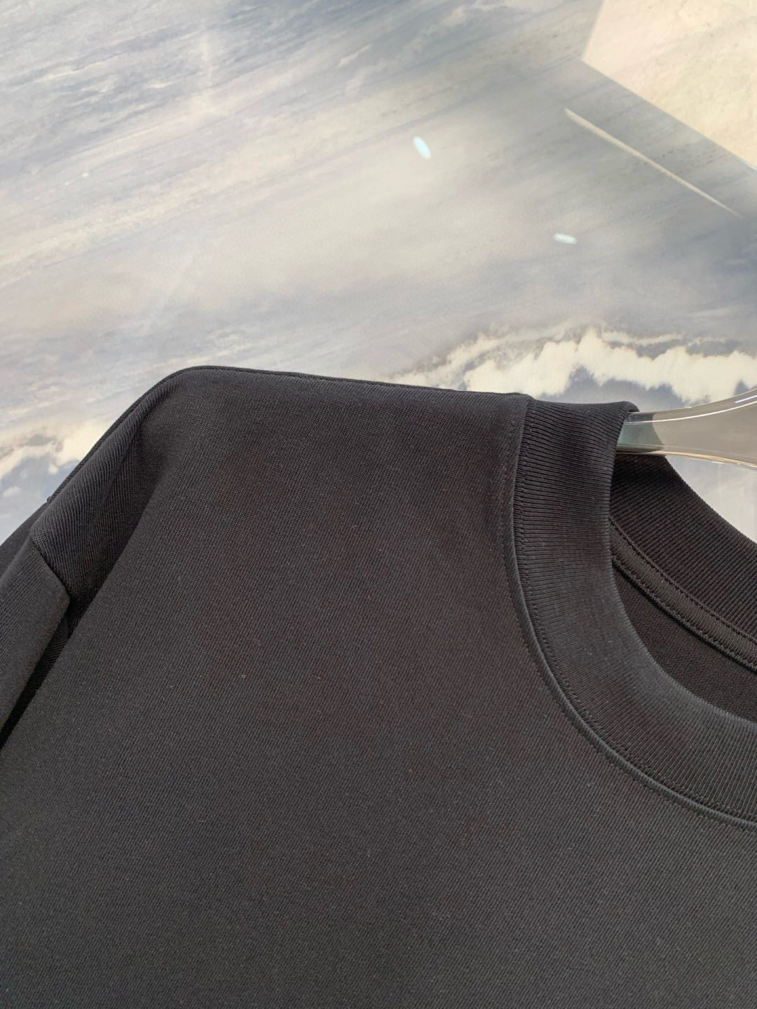 在早秋微凉的季节，一件高品质的情侣卫衣不仅带来温暖，更是时尚与爱的宣言。AMI2025年早秋新品——爱心