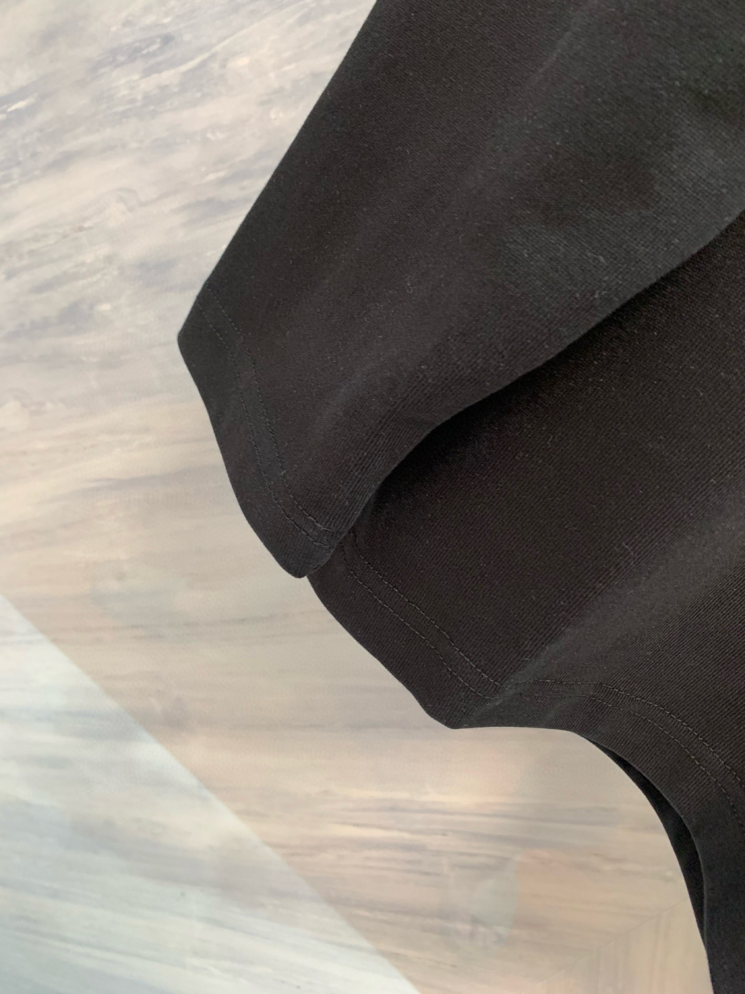 在早秋微凉的季节，一件高品质的情侣卫衣不仅带来温暖，更是时尚与爱的宣言。AMI2025年早秋新品——爱心