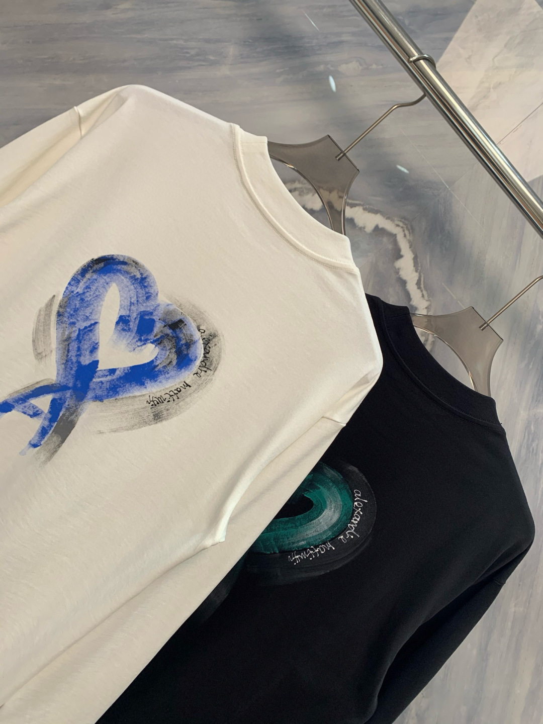 在早秋微凉的季节，一件高品质的情侣卫衣不仅带来温暖，更是时尚与爱的宣言。AMI2025年早秋新品——爱心