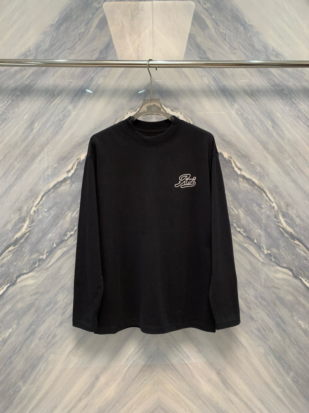 在早秋微凉的季节，一件高品质的情侣卫衣不仅带来温暖，更是时尚与爱的宣言。AMI2025年早秋新品——爱心