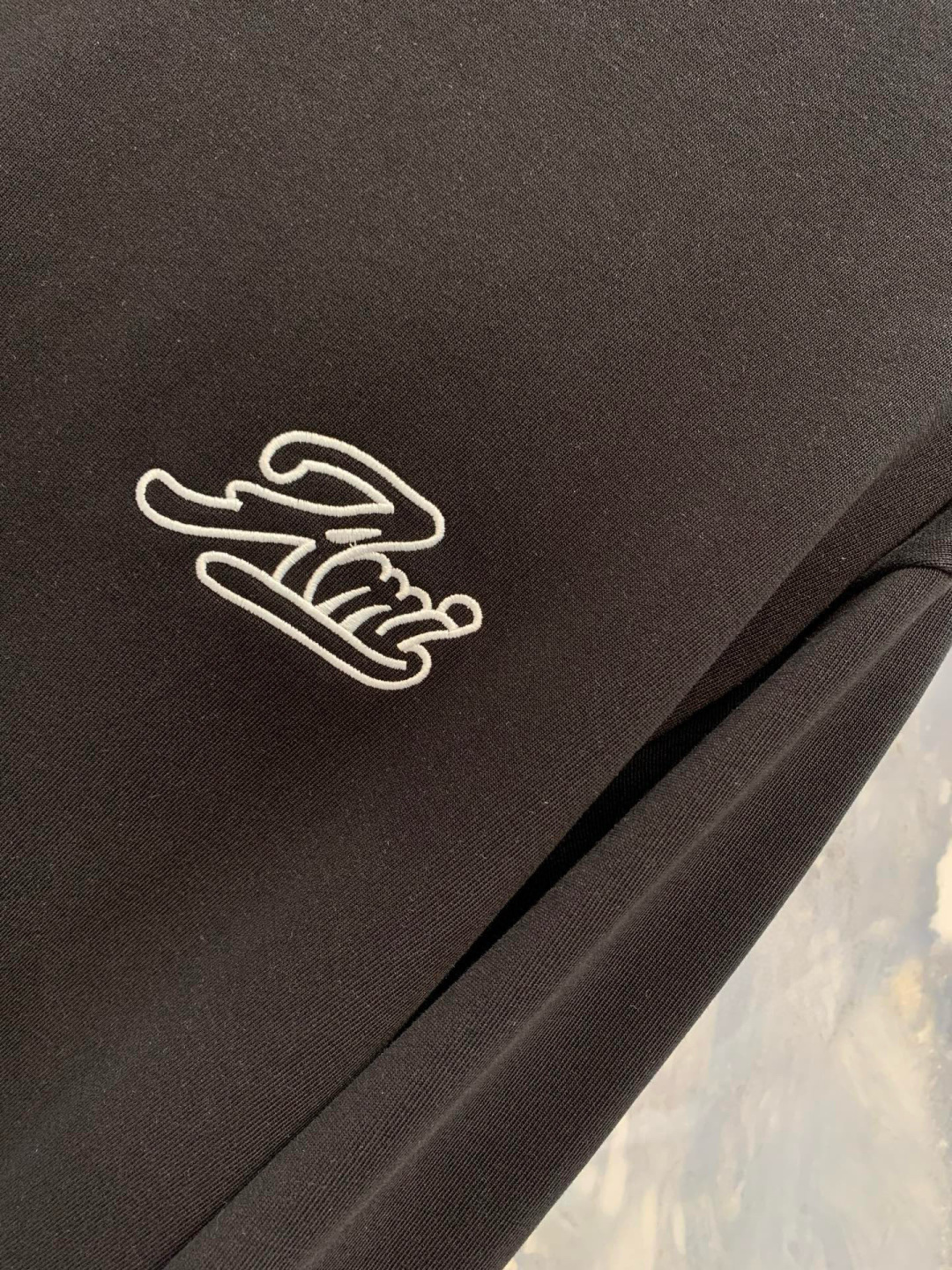 在早秋微凉的季节，一件高品质的情侣卫衣不仅带来温暖，更是时尚与爱的宣言。AMI2025年早秋新品——爱心