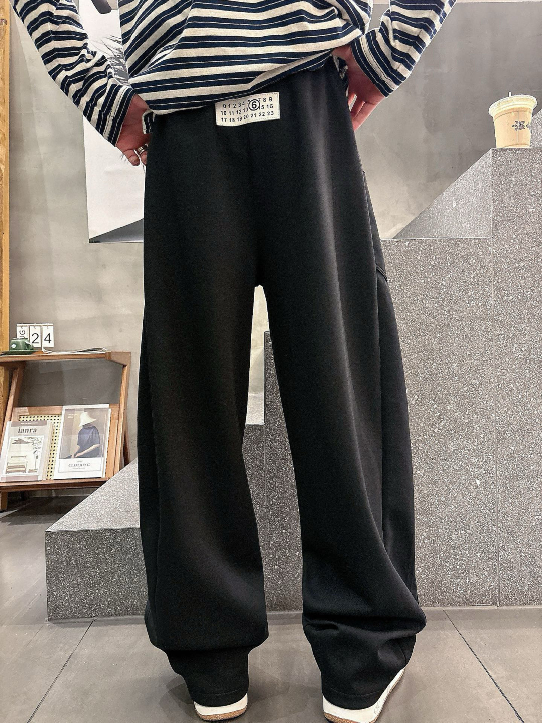 🔥马吉拉🔥新款休闲裤，采用液氨空气棉面料，裤子侧向饰有logo字母设计，面料手感柔软滑润、保型性好、低弹