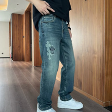 25早秋新品东京银座限定发售的男士直筒弹力牛仔裤,以其独特的细节设计彰显着高级与奢华。牛仔裤采用优质弹力 25早秋新品东京银座限定发售的男士直筒弹力牛仔裤,以其独特的细节设计彰显着高级与奢华。牛仔裤采用优质弹力