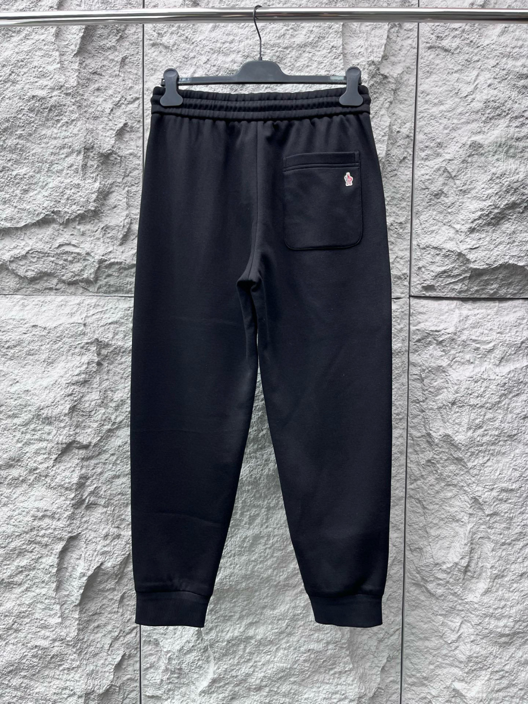 蒙口🔥🔥秋冬新款男士休闲裤。此款的风格甚至可以说是纯粹跟经典，合身的版型打造，针织纯棉高定面料，标志性凸