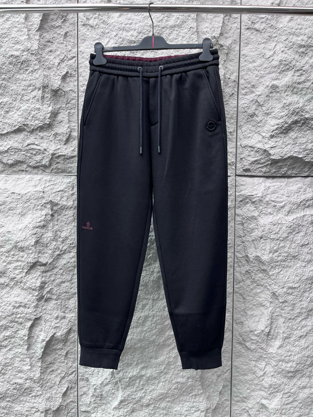 蒙口🔥🔥秋冬新款男士休闲裤。此款的风格甚至可以说是纯粹跟经典，合身的版型打造，针织纯棉高定面料，标志性凸