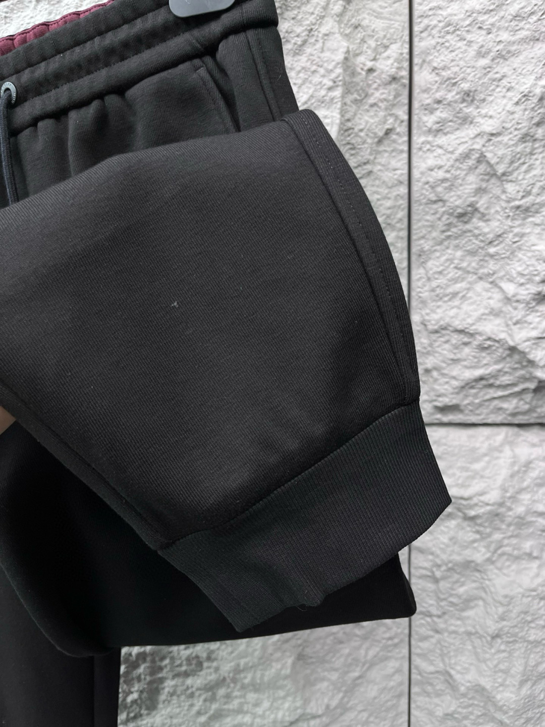 蒙口🔥🔥秋冬新款男士休闲裤。此款的风格甚至可以说是纯粹跟经典，合身的版型打造，针织纯棉高定面料，标志性凸