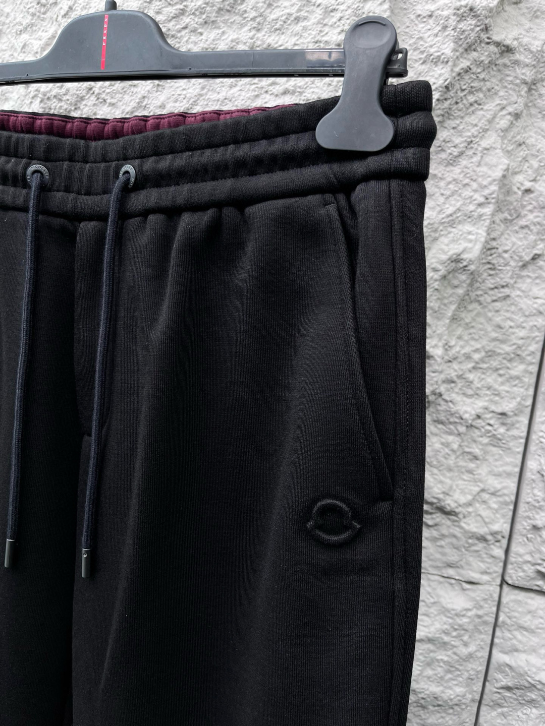 蒙口🔥🔥秋冬新款男士休闲裤。此款的风格甚至可以说是纯粹跟经典，合身的版型打造，针织纯棉高定面料，标志性凸