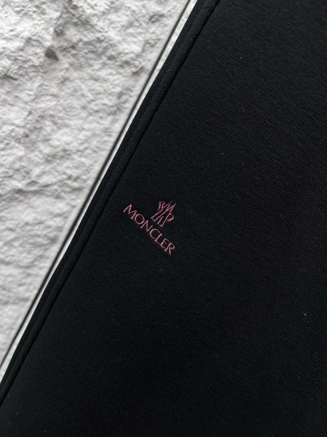 蒙口🔥🔥秋冬新款男士休闲裤。此款的风格甚至可以说是纯粹跟经典，合身的版型打造，针织纯棉高定面料，标志性凸