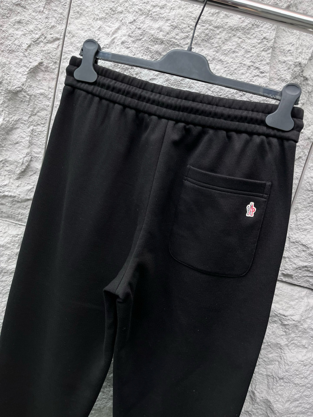 蒙口🔥🔥秋冬新款男士休闲裤。此款的风格甚至可以说是纯粹跟经典，合身的版型打造，针织纯棉高定面料，标志性凸