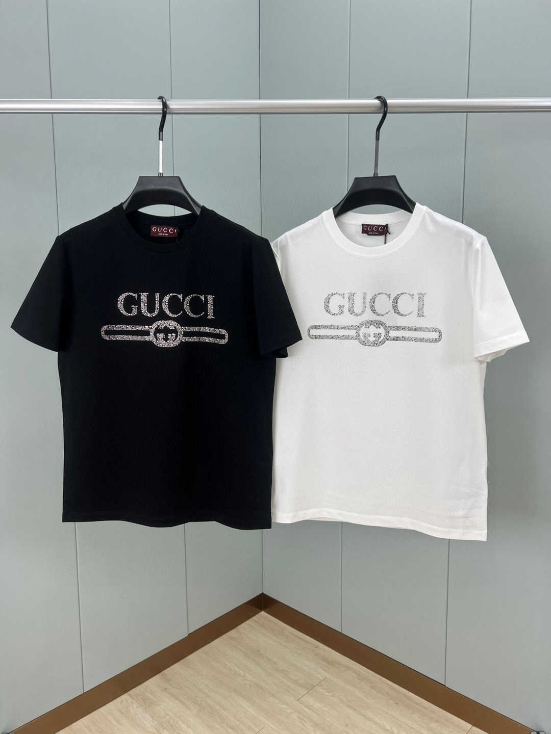 Gucci 25春夏新品缀饰GUCCI互扣式双G水晶图案短袖T恤，采用定制80支双股丝光棉面料；黑色 白
