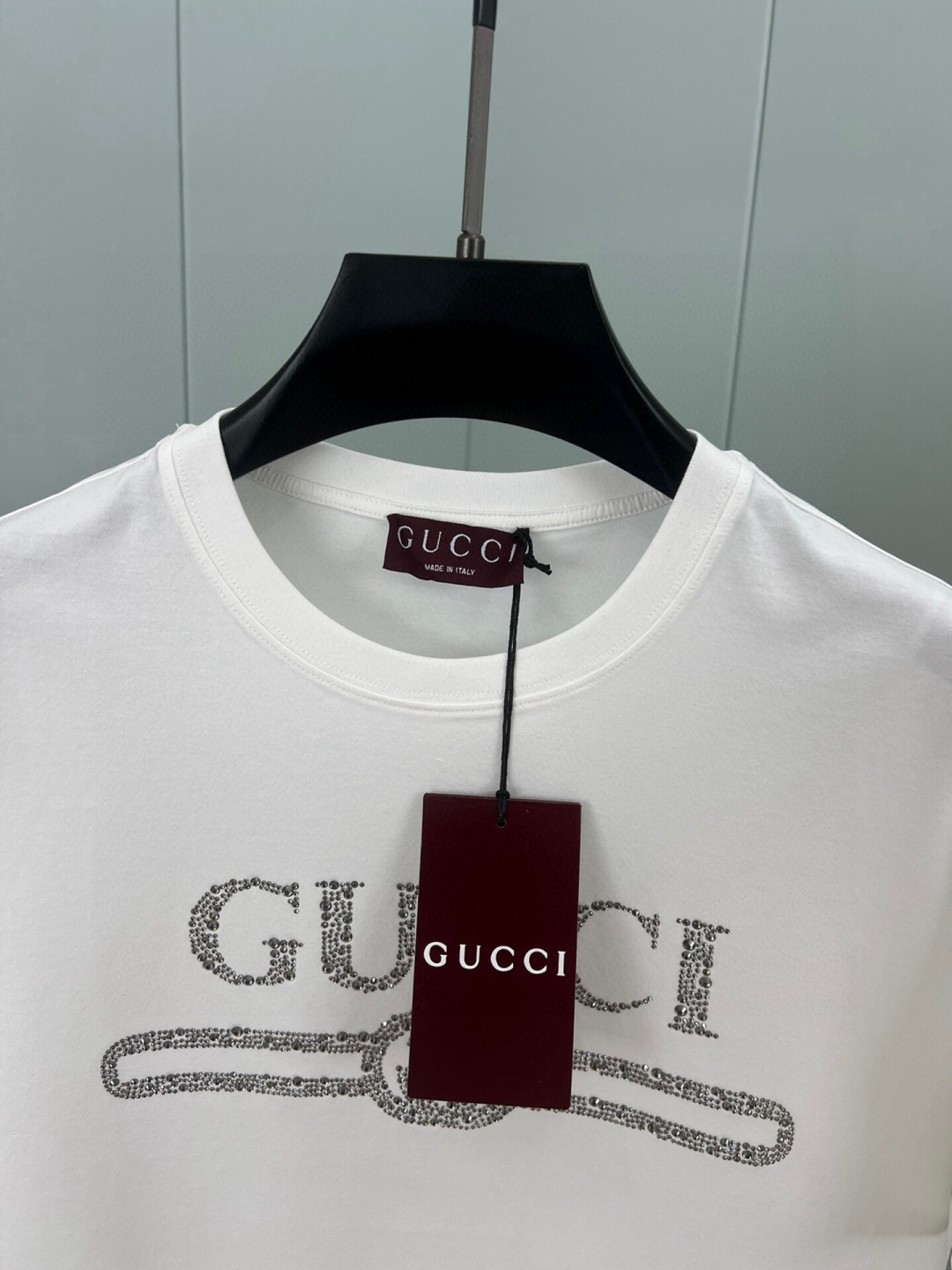 Gucci 25春夏新品缀饰GUCCI互扣式双G水晶图案短袖T恤，采用定制80支双股丝光棉面料；黑色 白