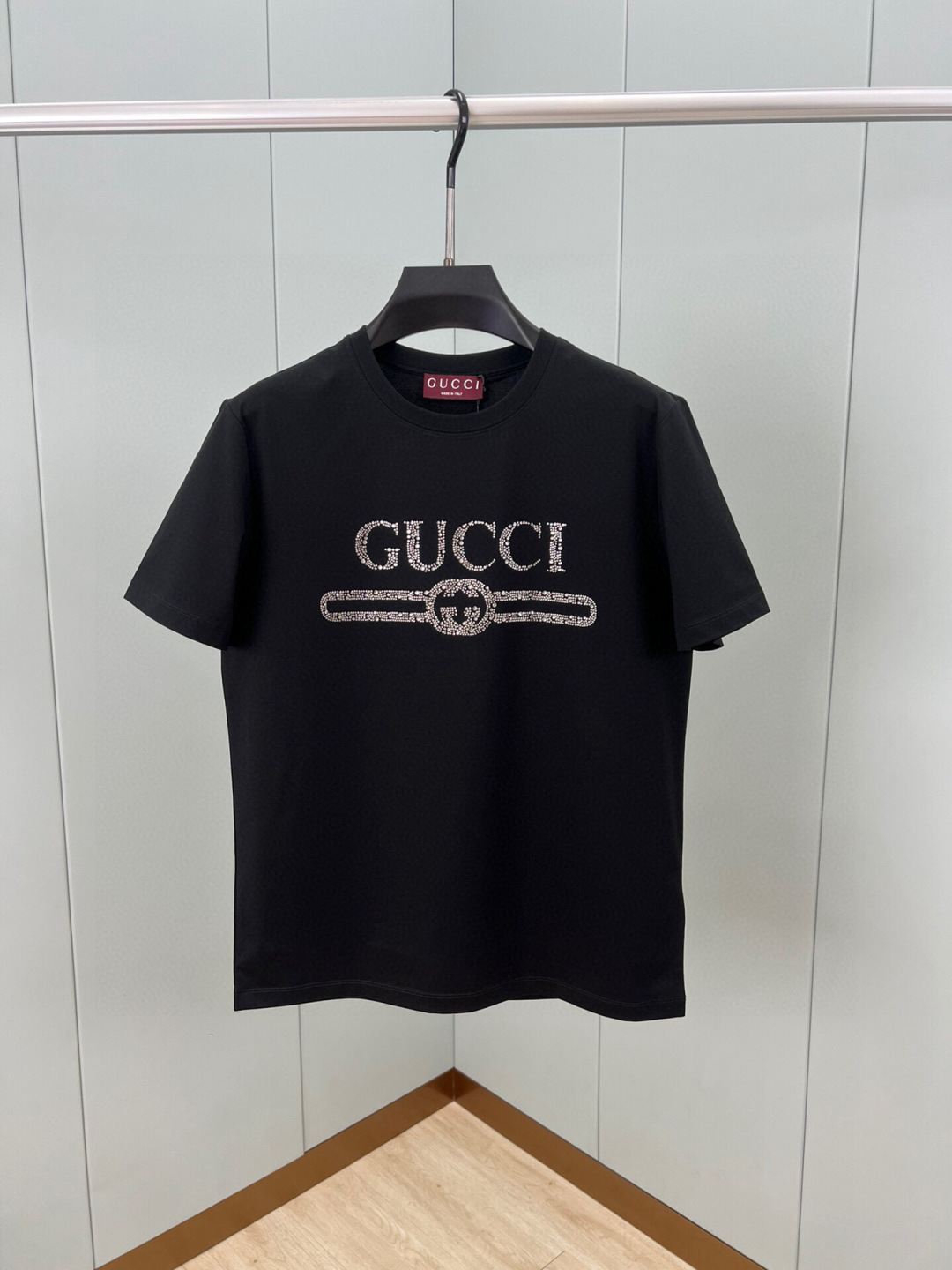 Gucci 25春夏新品缀饰GUCCI互扣式双G水晶图案短袖T恤，采用定制80支双股丝光棉面料；黑色 白