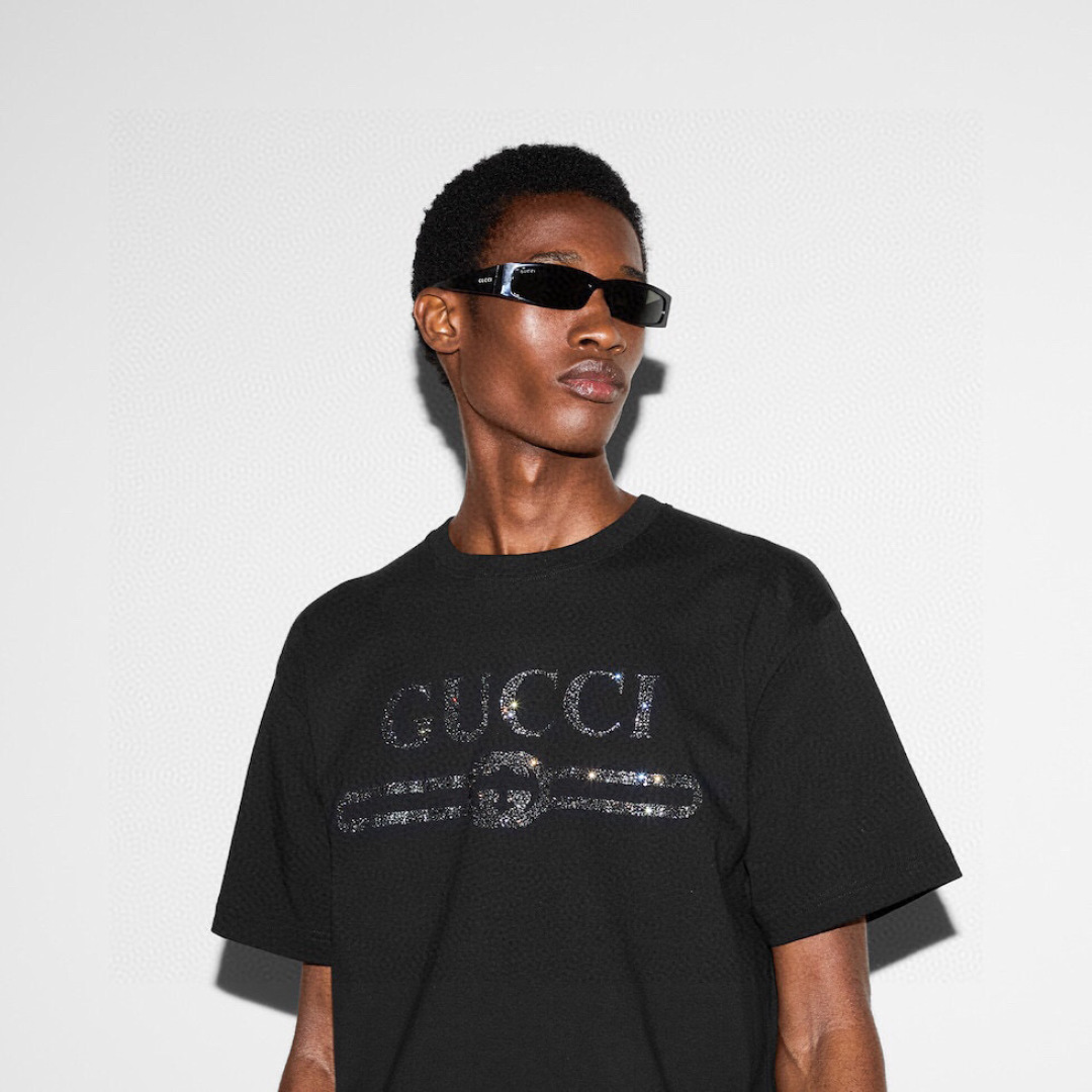 Gucci 25春夏新品缀饰GUCCI互扣式双G水晶图案短袖T恤，采用定制80支双股丝光棉面料；黑色 白