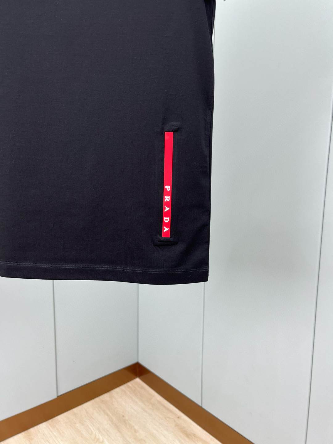 Prada.普拉达 春夏经典标志性的涂珐琅倒三角五金皮章短袖T恤，正面领口处下饰以品牌标志性的涂珐琅三角