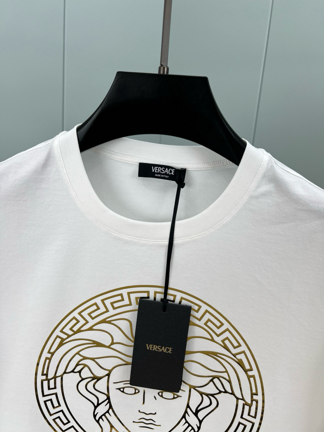 Versace 25春夏新品Medusa金箔印花标识短袖T恤衫，定制80支双股丝光棉面料；黑色 白色 M