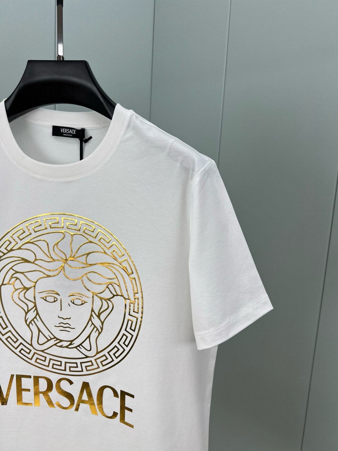 Versace 25春夏新品Medusa金箔印花标识短袖T恤衫，定制80支双股丝光棉面料；黑色 白色 M