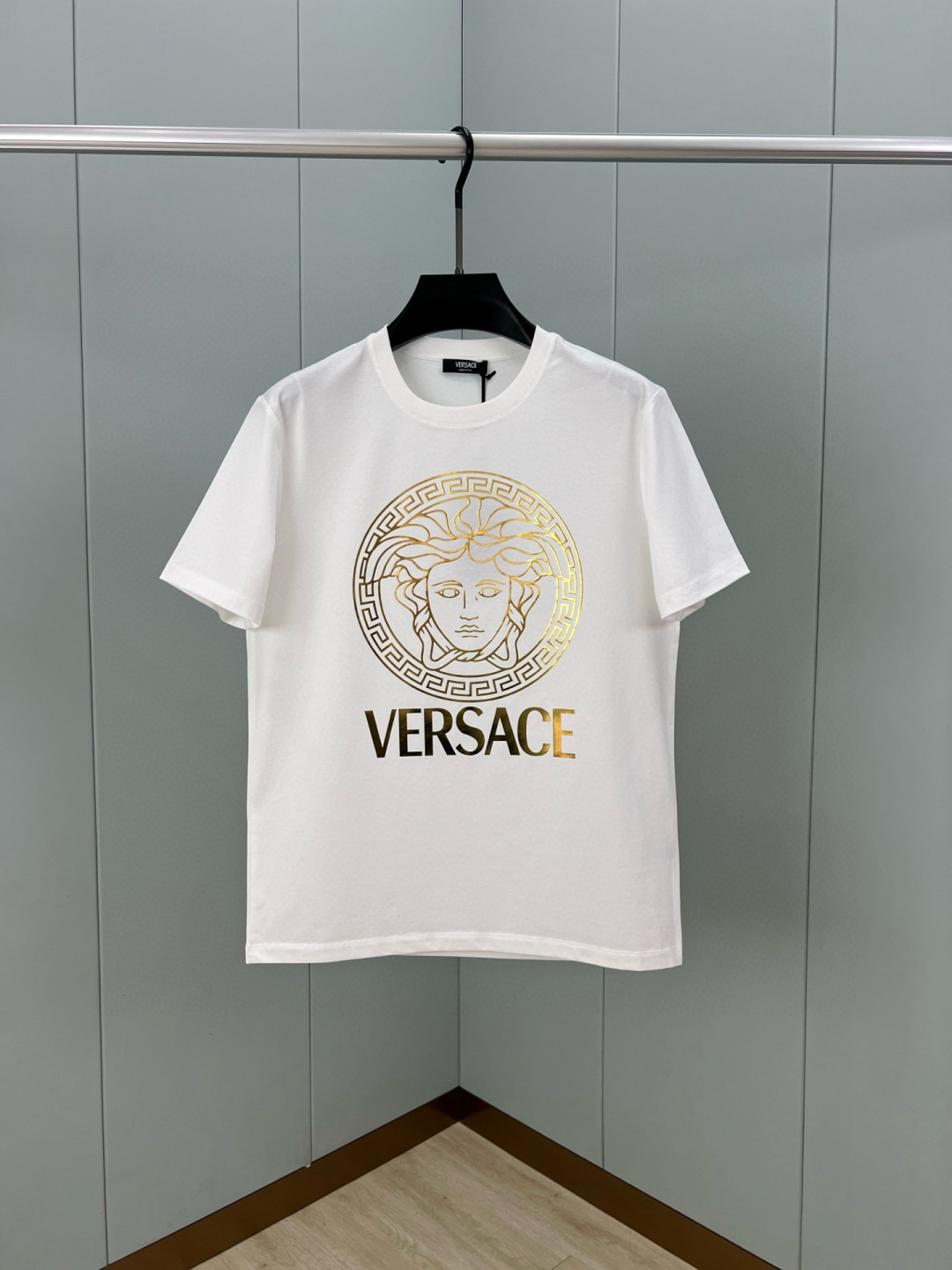 Versace 25春夏新品Medusa金箔印花标识短袖T恤衫，定制80支双股丝光棉面料；黑色 白色 M