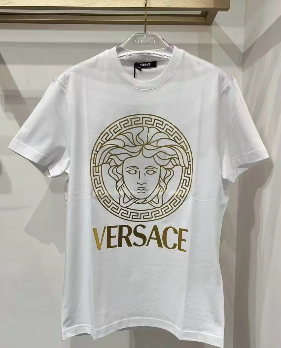 Versace 25春夏新品Medusa金箔印花标识短袖T恤衫，定制80支双股丝光棉面料；黑色 白色 M