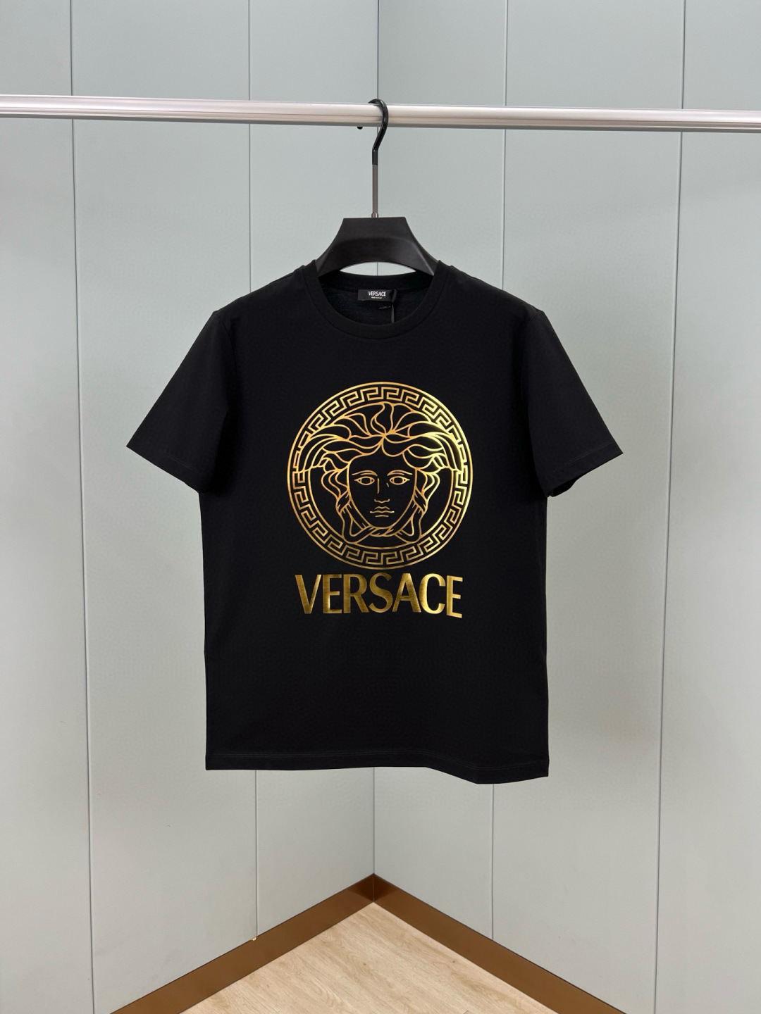 Versace 25春夏新品Medusa金箔印花标识短袖T恤衫，定制80支双股丝光棉面料；黑色 白色 M