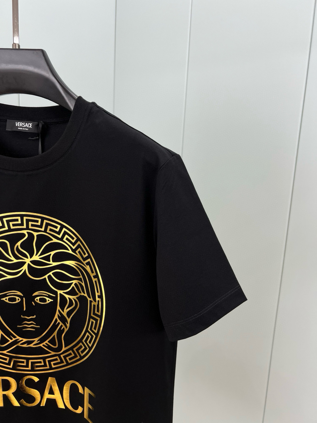 Versace 25春夏新品Medusa金箔印花标识短袖T恤衫，定制80支双股丝光棉面料；黑色 白色 M