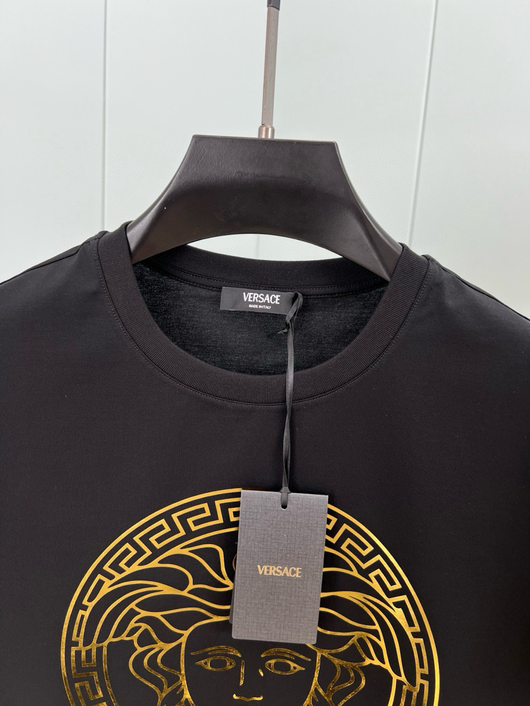 Versace 25春夏新品Medusa金箔印花标识短袖T恤衫，定制80支双股丝光棉面料；黑色 白色 M