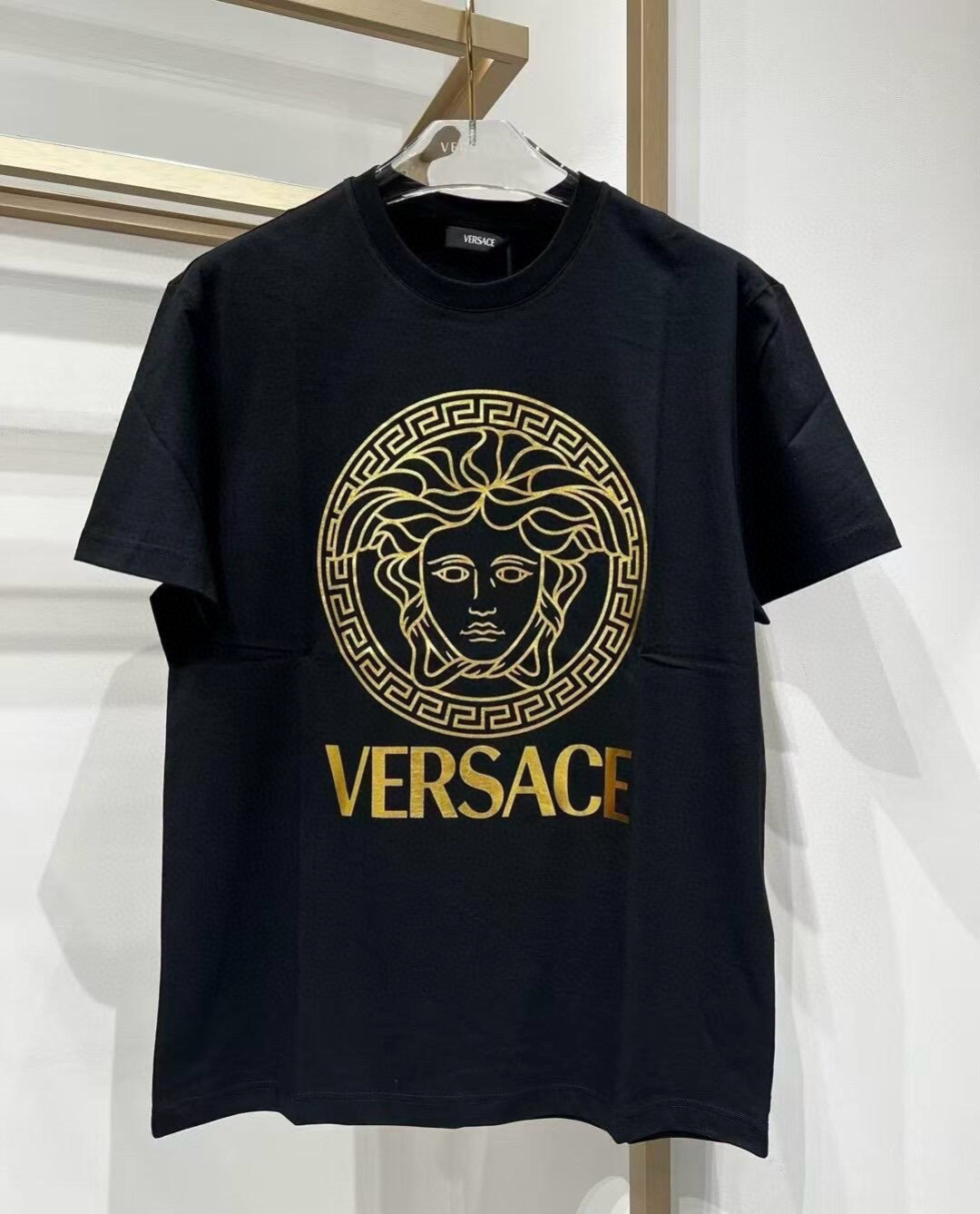 Versace 25春夏新品Medusa金箔印花标识短袖T恤衫，定制80支双股丝光棉面料；黑色 白色 M