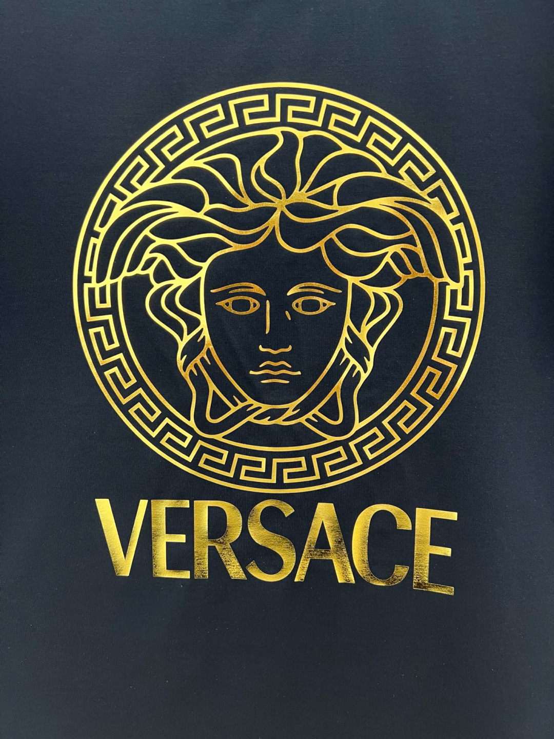 Versace 25春夏新品Medusa金箔印花标识短袖T恤衫，定制80支双股丝光棉面料；黑色 白色 M