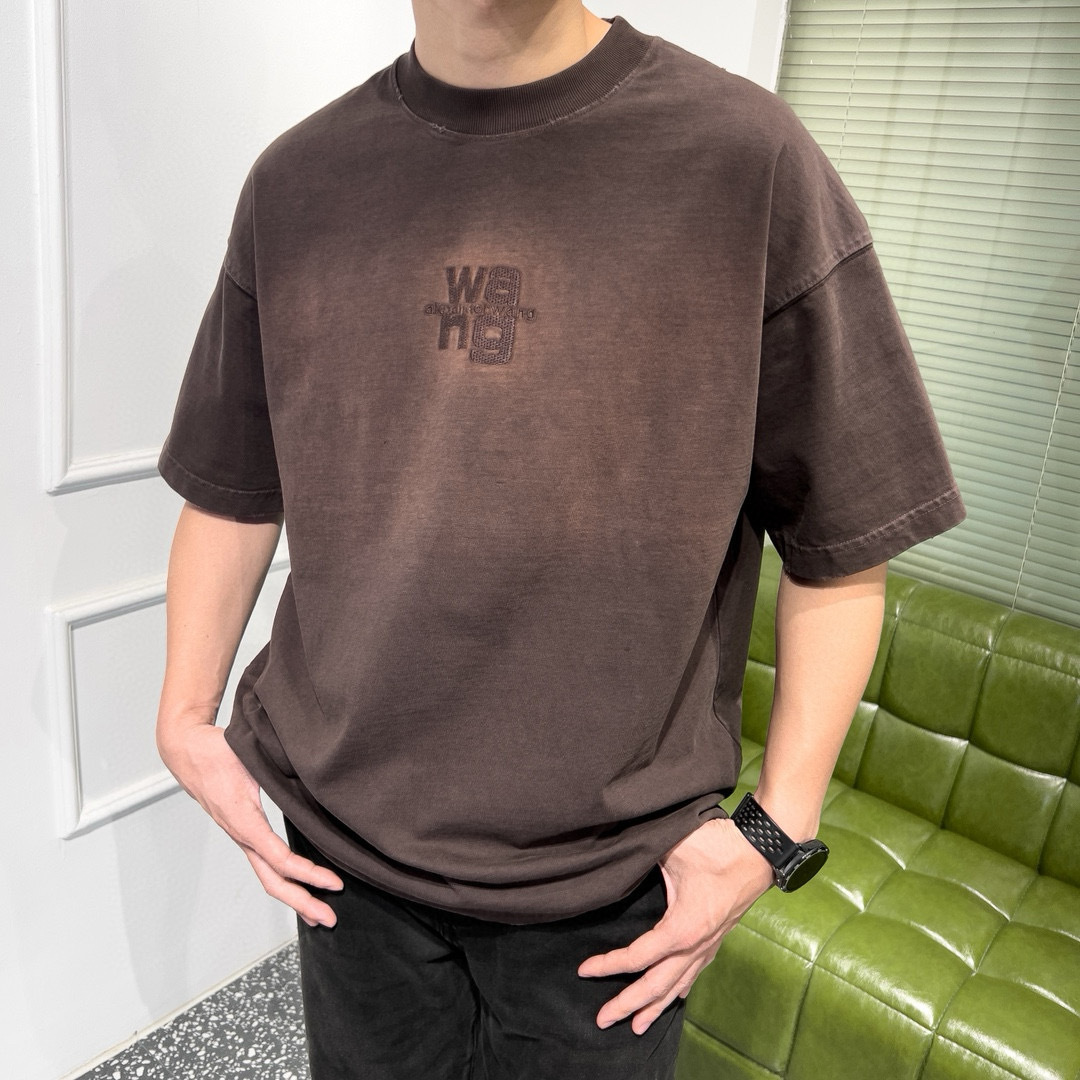 品牌：WANG季度：2025秋冬颜色：黑色 冷卡其 咖色尺码：S-XXL版型：宽松版 短袖T重量：390