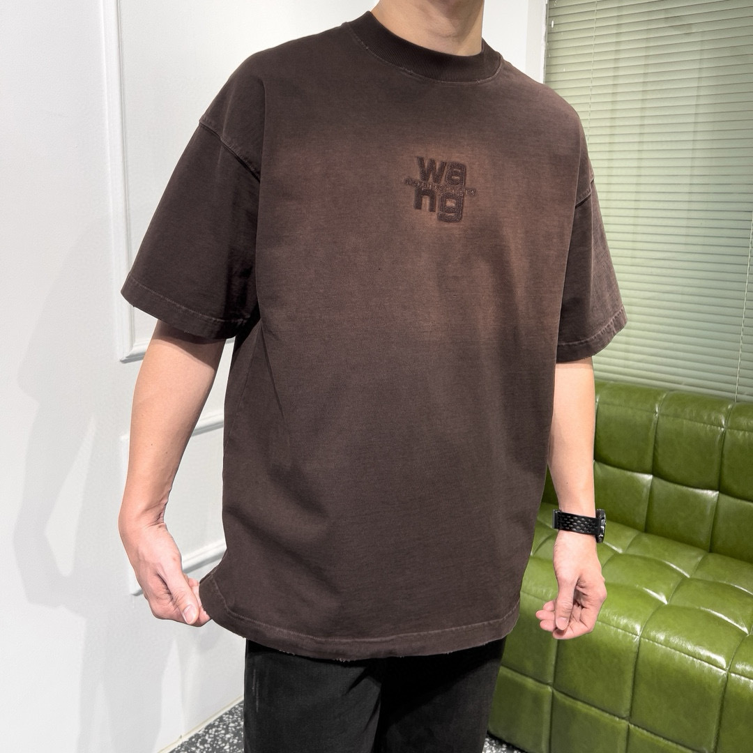 品牌：WANG季度：2025秋冬颜色：黑色 冷卡其 咖色尺码：S-XXL版型：宽松版 短袖T重量：390