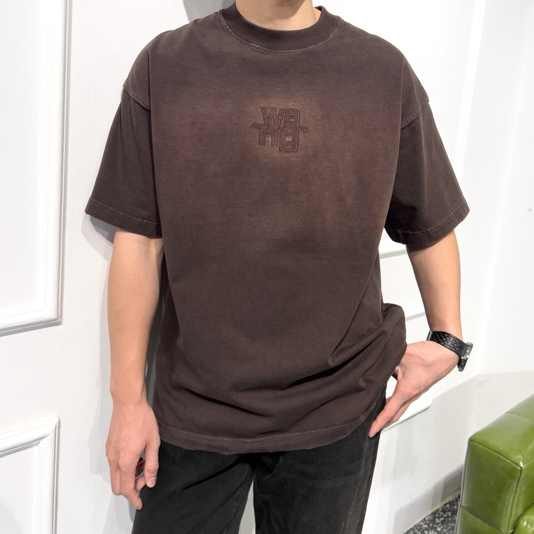 品牌：WANG季度：2025秋冬颜色：黑色 冷卡其 咖色尺码：S-XXL版型：宽松版 短袖T重量：390