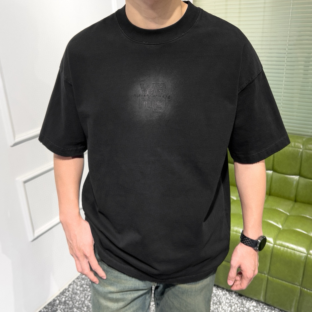 品牌：WANG季度：2025秋冬颜色：黑色 冷卡其 咖色尺码：S-XXL版型：宽松版 短袖T重量：390