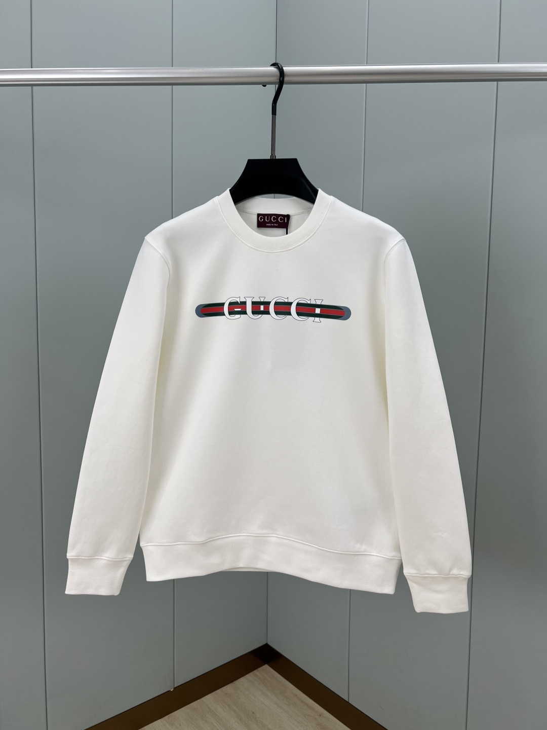 Gucci.古驰 25秋冬新品饰GUCCI织带式印花标识针织圆领卫衣，正面印花点缀焕新品牌标识设计，创意