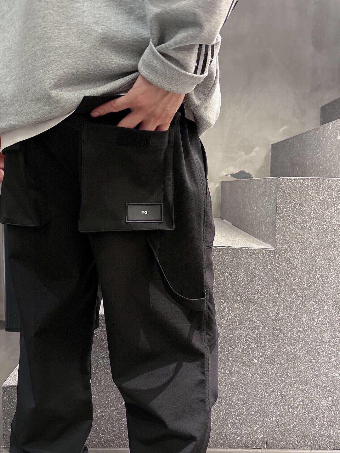 Y-3🌟新款秋季长裤👖采用优质面料，亲肤舒适！版型完美！百搭款！裤头logo标识，后双大口袋设计别具一格