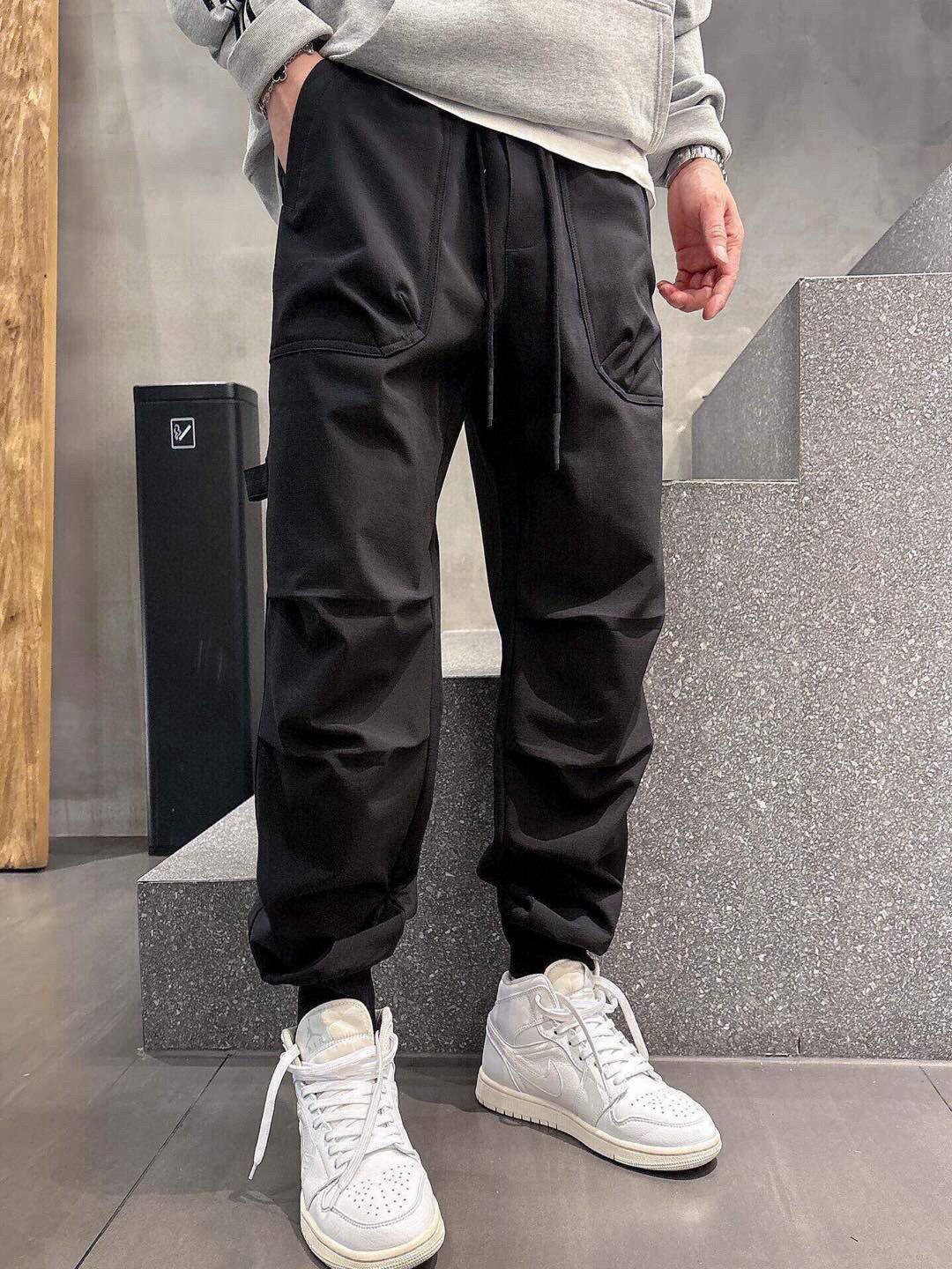 Y-3🌟新款秋季长裤👖采用优质面料，亲肤舒适！版型完美！百搭款！裤头logo标识，后双大口袋设计别具一格