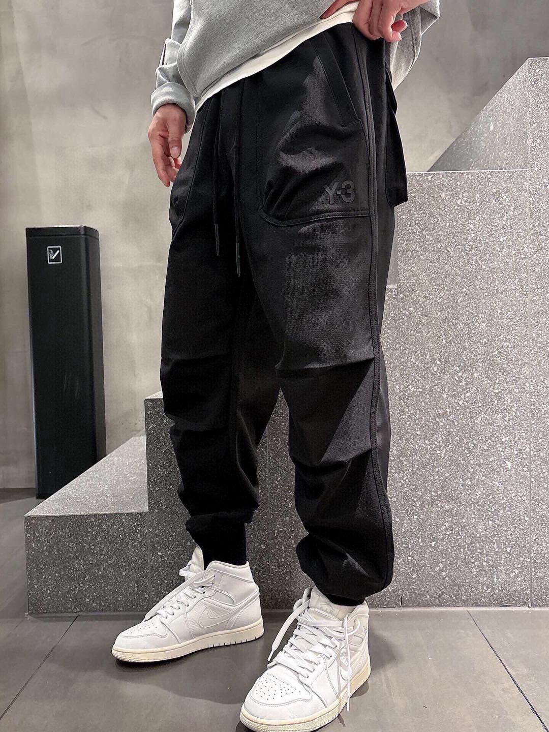Y-3🌟新款秋季长裤👖采用优质面料，亲肤舒适！版型完美！百搭款！裤头logo标识，后双大口袋设计别具一格
