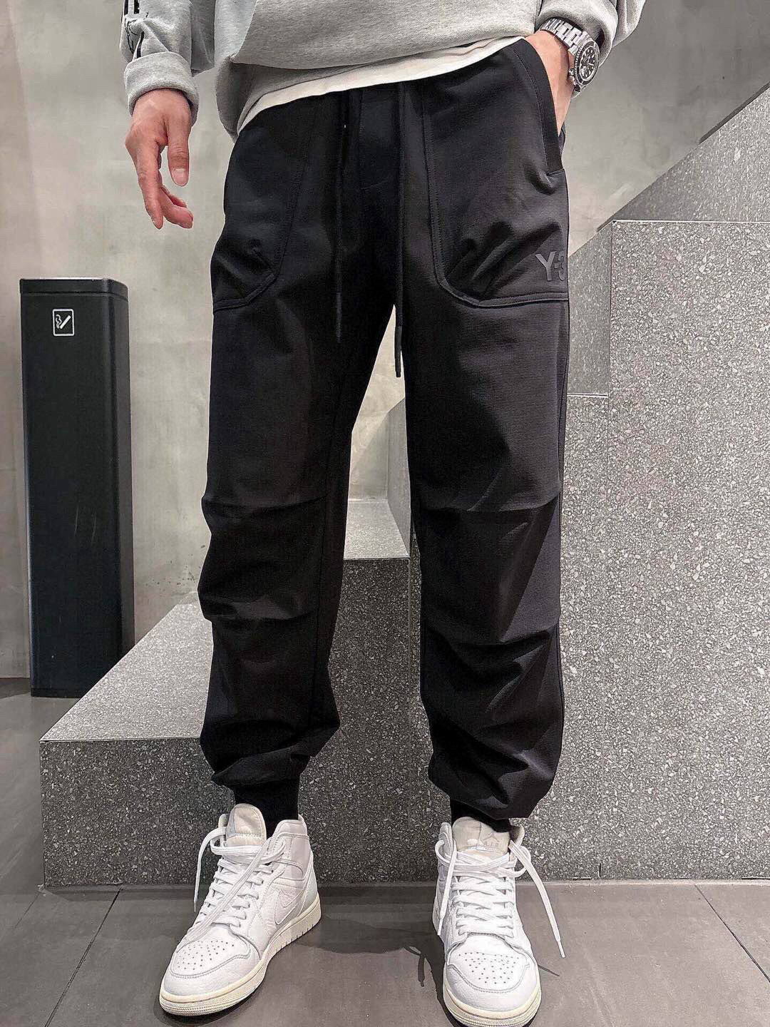 Y-3🌟新款秋季长裤👖采用优质面料，亲肤舒适！版型完美！百搭款！裤头logo标识，后双大口袋设计别具一格
