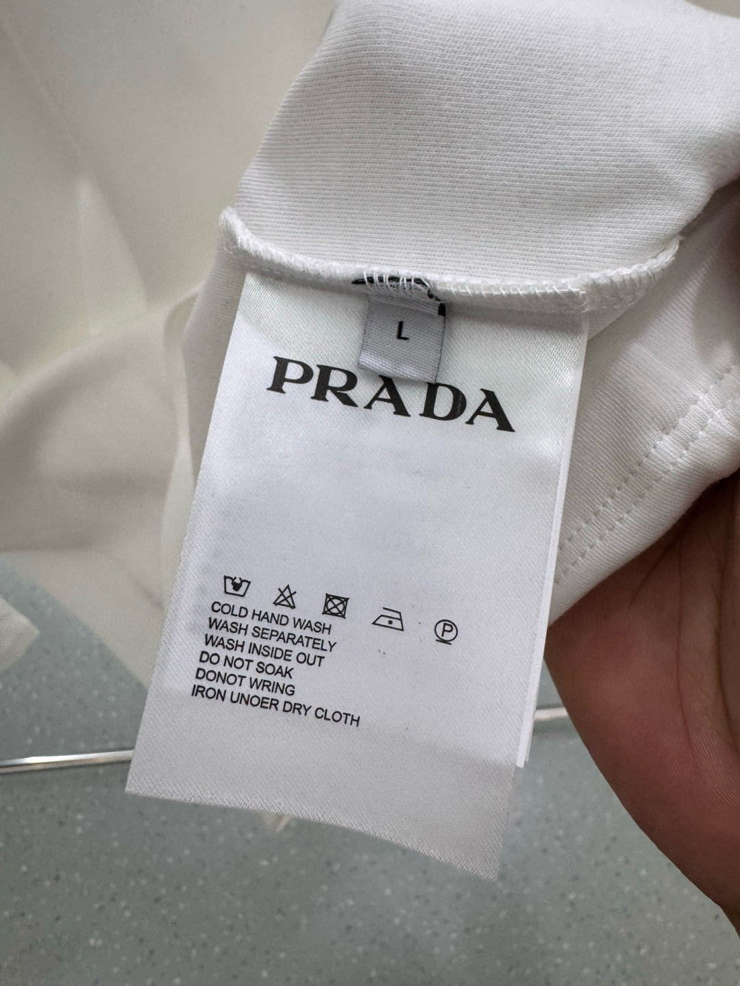 独家欧洲款P拉达2025早秋新品厚款织唛三角标刺绣长袖T袖；定制专属高密水柔棉面料，100%棉质，舒适细