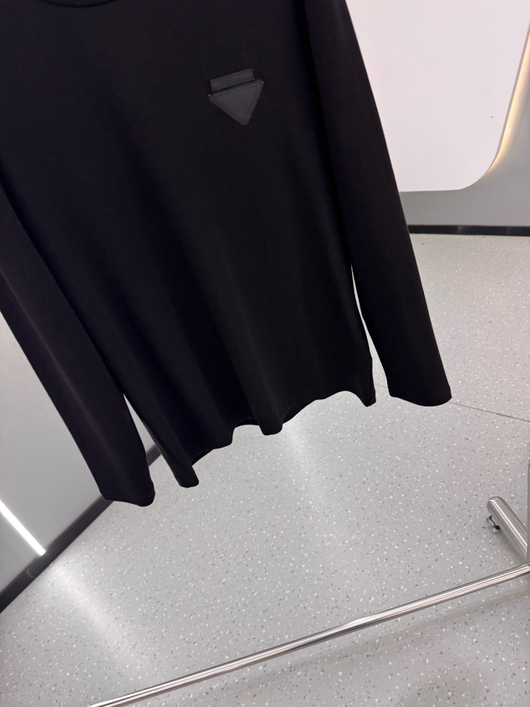 独家欧洲款P拉达2025早秋新品厚款织唛三角标刺绣长袖T袖；定制专属高密水柔棉面料，100%棉质，舒适细